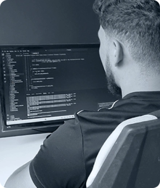 Foto do Grabriel trabalhando no código de um site.