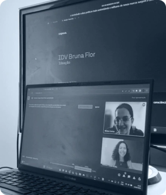 Foto de uma reunião de apresentação do projeto de identidade visual para empresa Bruna Flor. Na tela aparece a Yasmine, nossa designer e a Bruna, sócia na empresa de semijoias.
