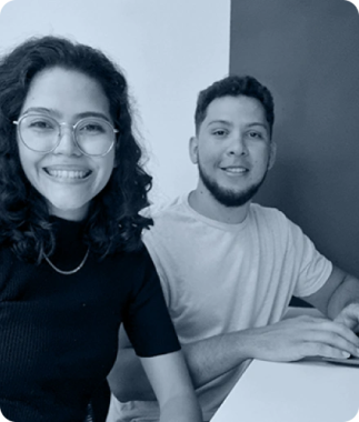 Foto dos nossos colaboradores Yasmine e Gabriel.
