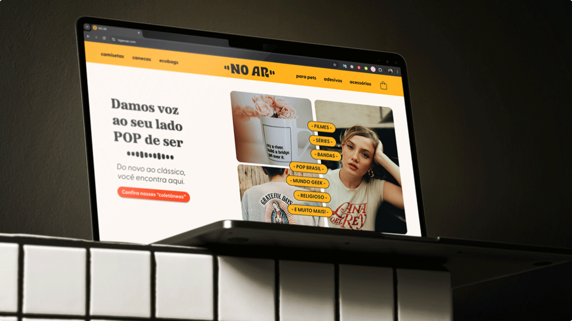 Foto mostra exemplo de página do site criada para exemplificar aplicação da identidade visual da empresa de e-commerce No Ar